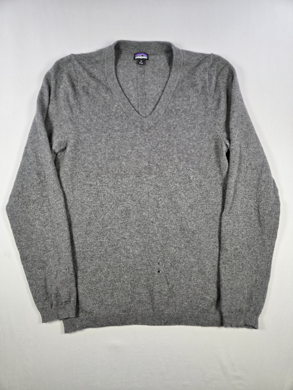 Patagonia Men's Recycled Cashmere Wool V-Neck Sweater Gray Medium Distressed